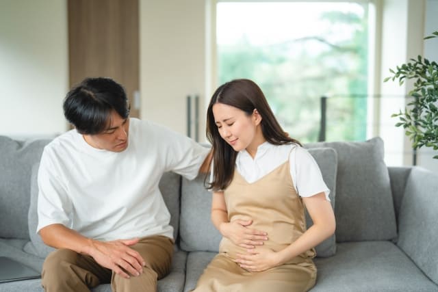 【初産婦必見】陣痛中の出血は正常？病院へ連絡するタイミングを解説